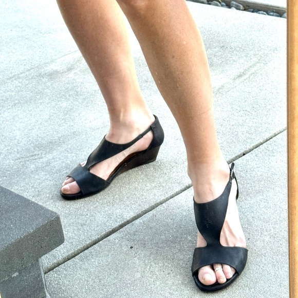 COCLICO sandal wedges sandals black leather t-strap low heels women’s shoes 9 - Picture 2 of 10